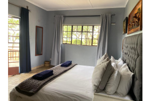 Bedroom 1- queen bed