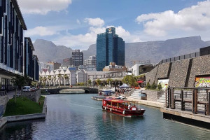 Cape Town Canal Cruise – 20 Minutes -2 Adults + 2 Children